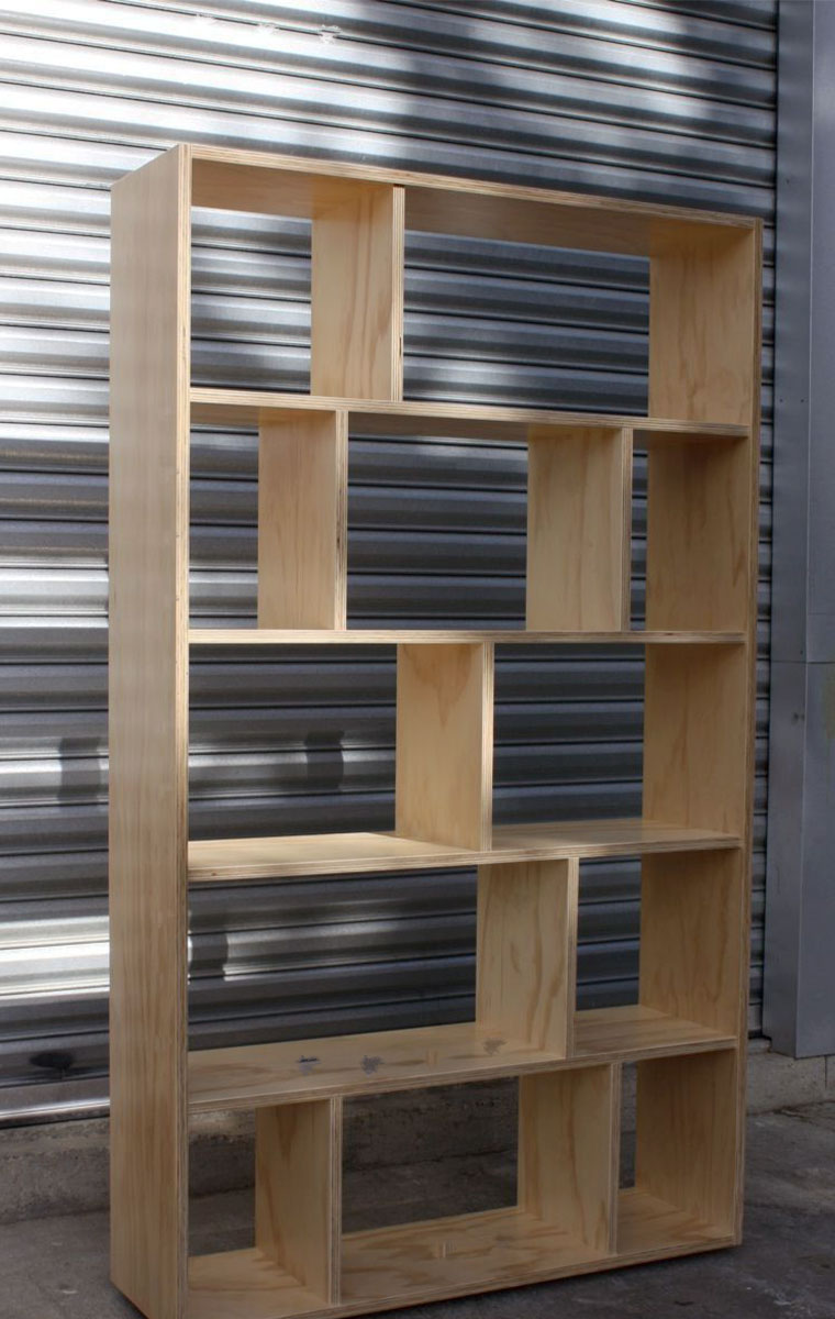 از پلای وود می توان برای ساخت انواع قفسه های چوبی استفاده کرد.