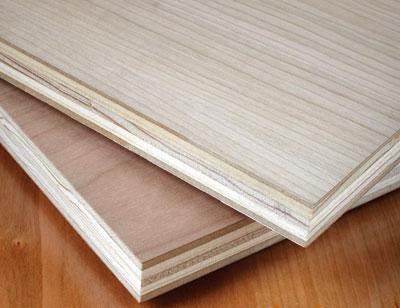 ابعاد تخته‌ سه لایی در اندازه‌های بزرگ مناسب انبوه فعالیت‌ها کار با چوب تهیه می‌شود. البته پهنای بزرگ هر تخته سه ‌لایی قابلیت برش خوردن تا اندازه‌های بسیار کوچک را دارد